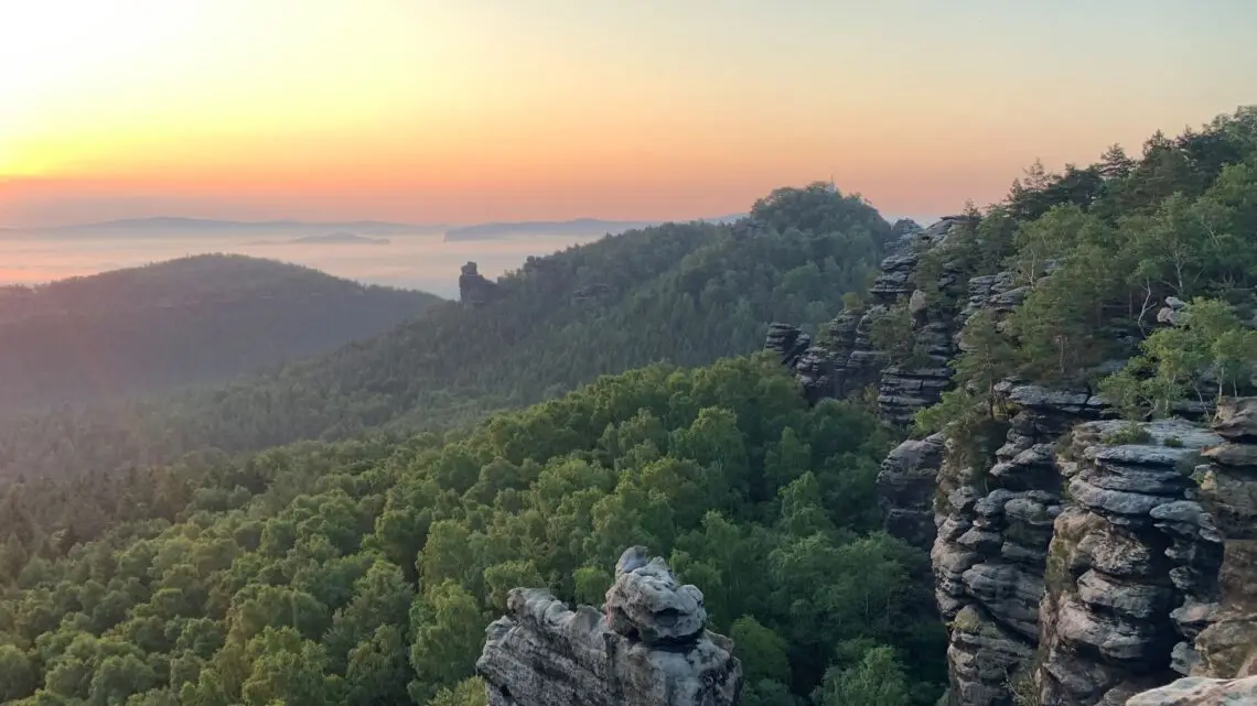 Blick auf die Felsen in der Sächsischen Schweiz