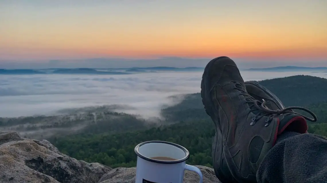 Pilger Coaching Pause auf dem Felsen mit einer Tasse